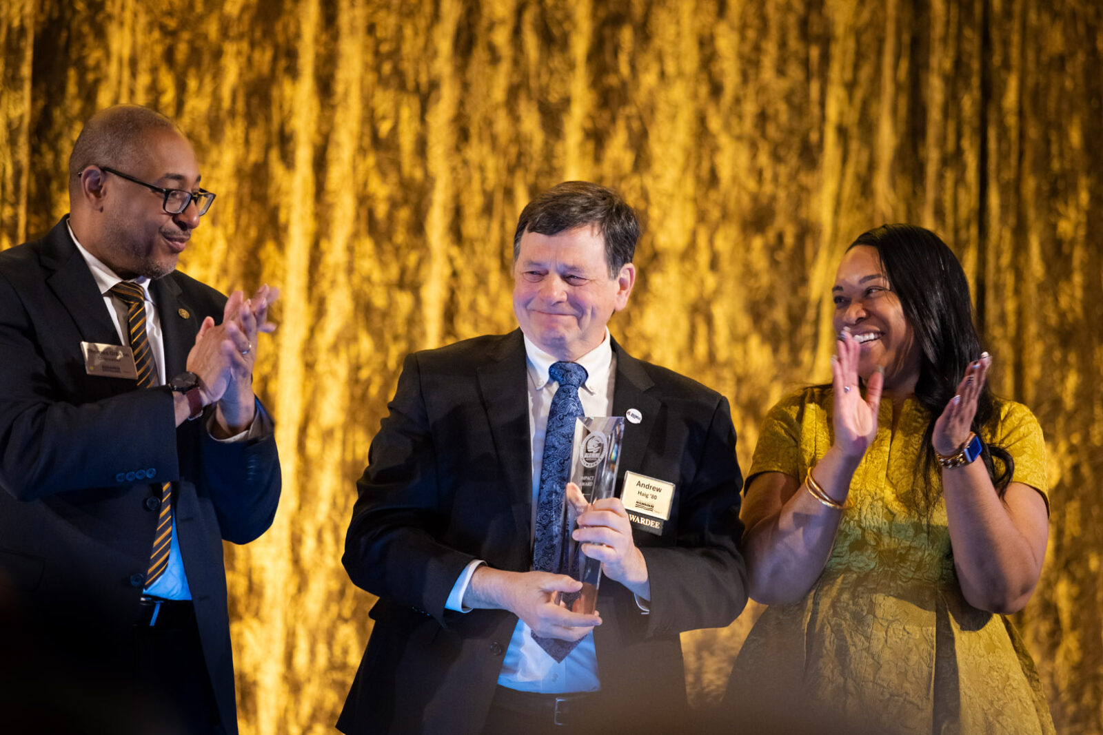 Thomas Gibson, UW-Milwaukee Chancellor, and Domonique Ford, UWM Alumni Association
Board Chair, congratulate Dr. Haig.
